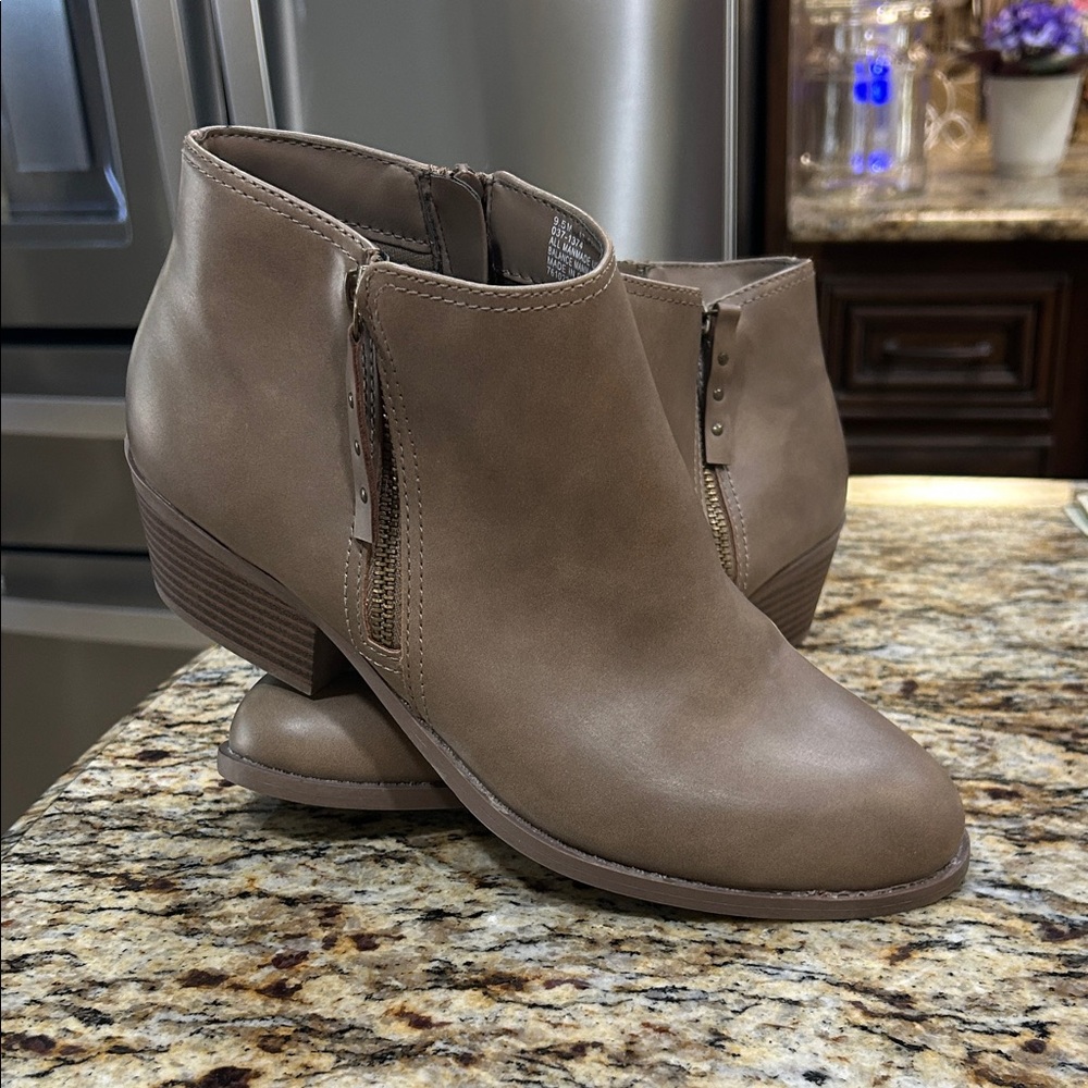Women's Arizona Jean Co. Tan Ankle Boots
